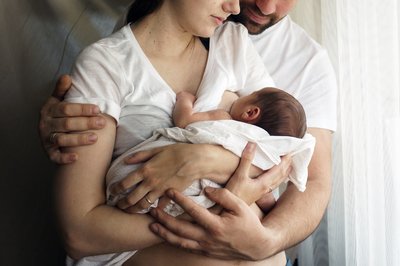 Paar mit frischgeborenem Kind