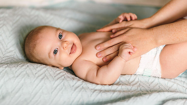 lachendes Baby beim Babymassage-Kurs am St. Josefskrankenhaus Freiburg