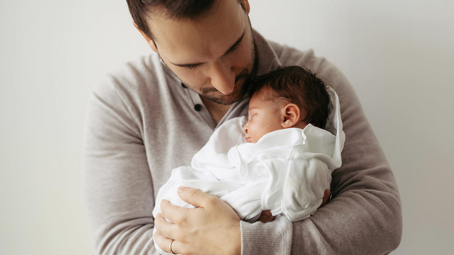 Klinikreportage am St. Josefskrankenhaus Freiburg, Vater hält Baby im Arm, Marina Müller Fotografie