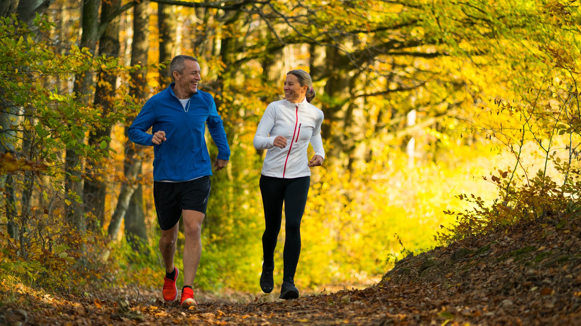 Joggendes Paar im Wald