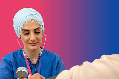 Weibliche Pflegekraft auf buntem Hintergrund